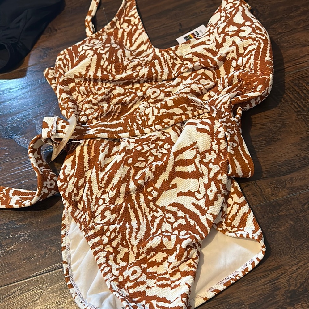 Adjustable belt on one piece